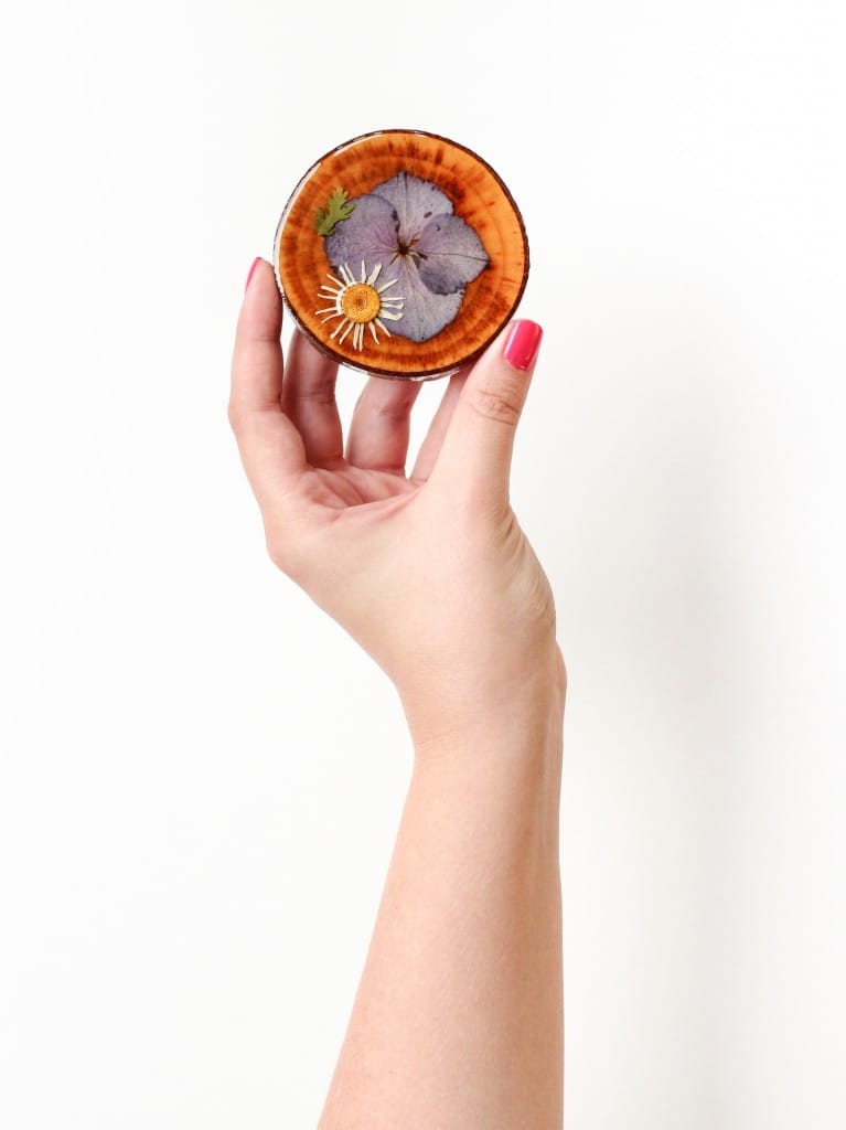 DIY Dried Flower Coasters (click through for tutorial!)