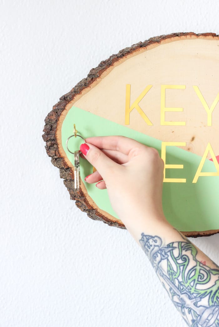 DIY Wooden Slab Key Holder, click through to see the full tutorial!
