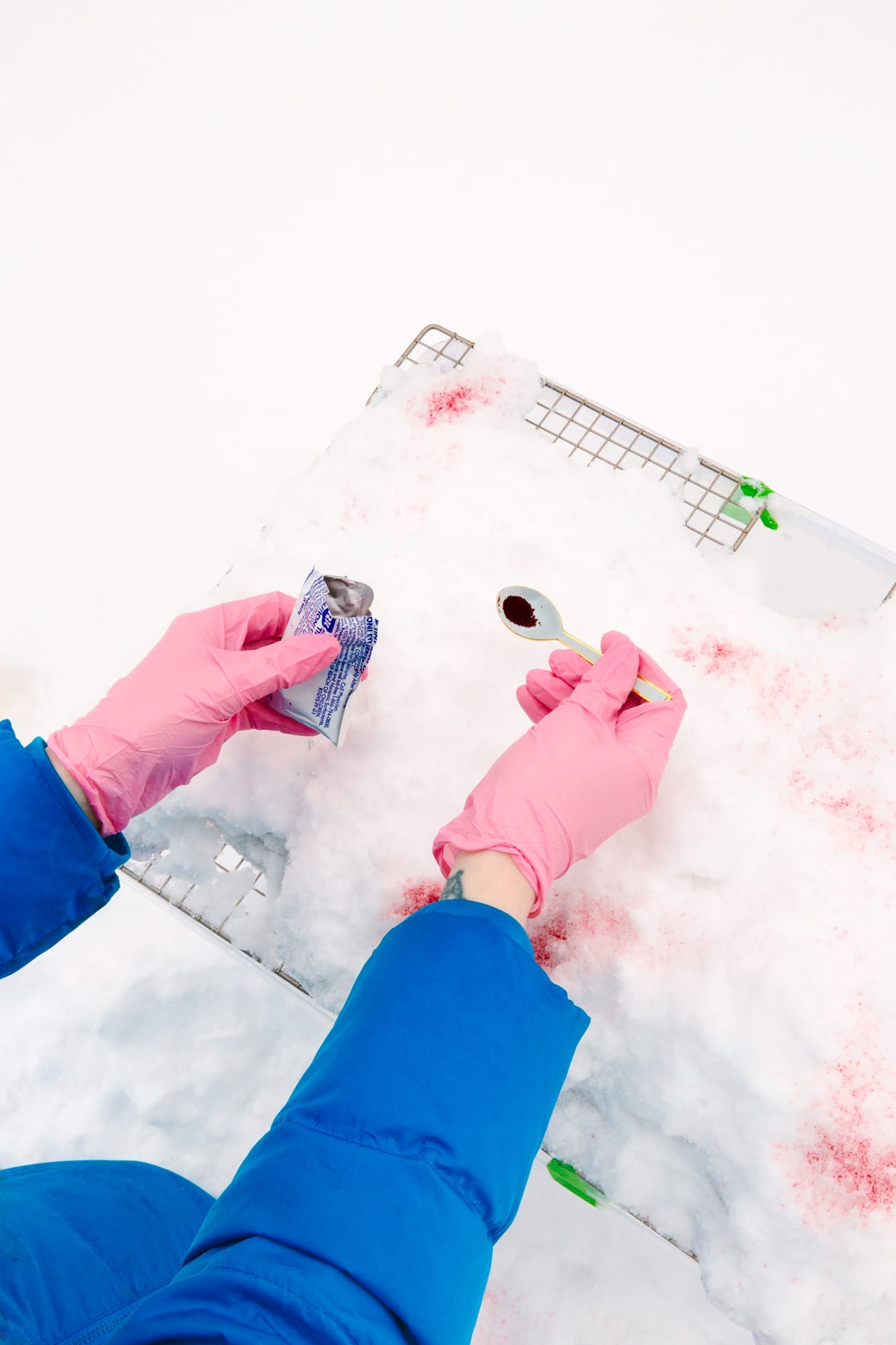 Applying dye to snow to dye a garment in the winter